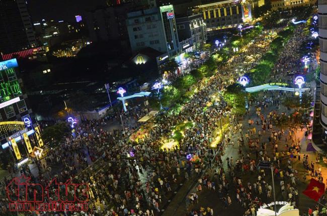 Người dân TP Hồ Chí Minh đổ về trung tâm ngắm hoa, chờ thời khắc pháo hoa Giao thừa ảnh 5